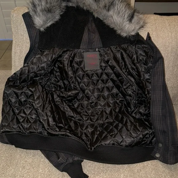 Hurley Women’s Fur Collar Hooded Winter Jacket. Shell 55% Cotton, 45% Polyester - Picture 6 of 7